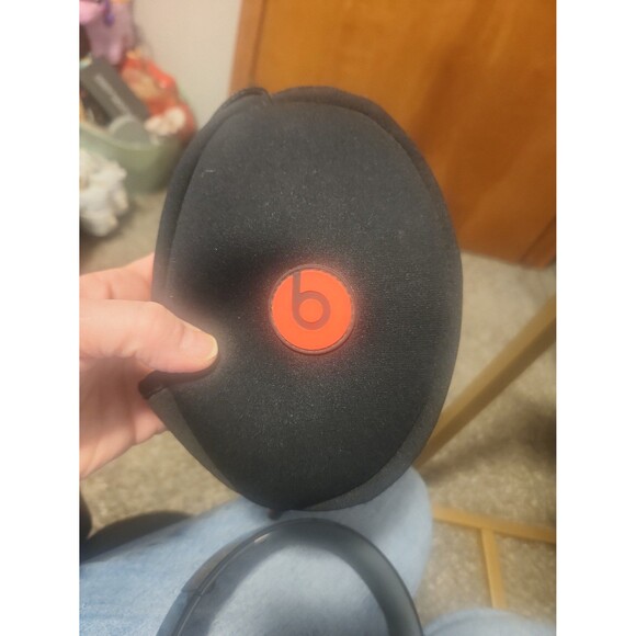 Beats Solo HD on-ear headphones with cable & case, black with red - Picture 8 of 9